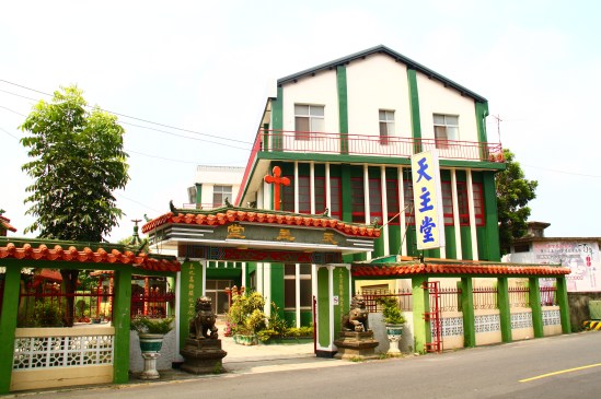 [The view from the street! Notice how warm it looks... lush plants, subtropical... definitely not amidst polar vortex.]